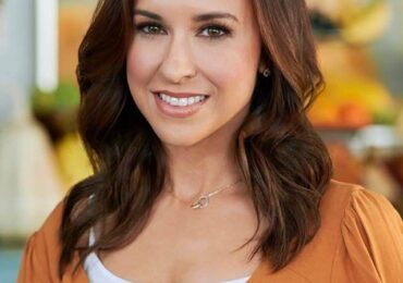 Lacey Chabert Height Weight Shoe Size Body Measurements Stats